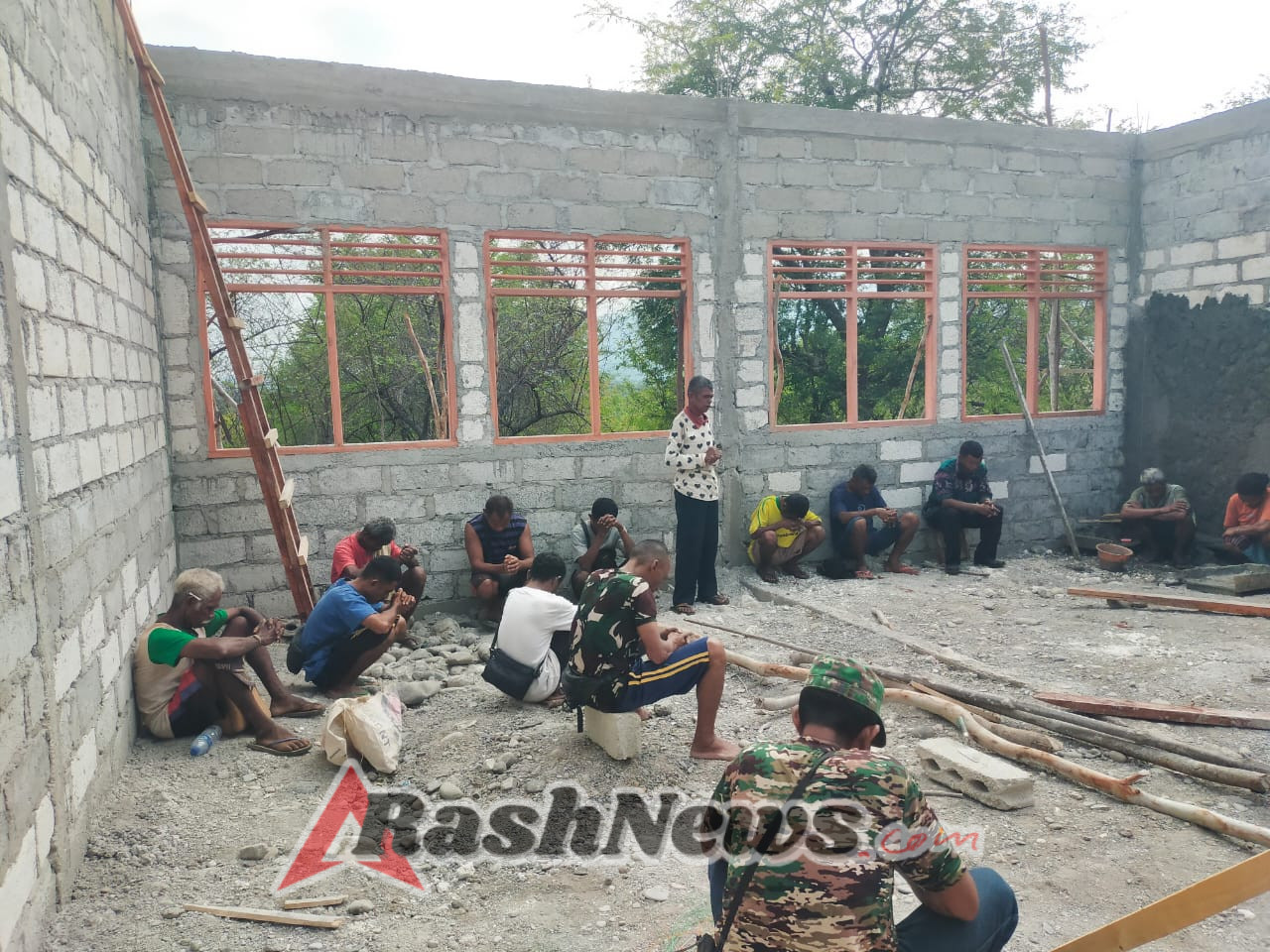 Kodim Kupang Satgas Dan Warga Rampungkan Pekerjaan Sekolah