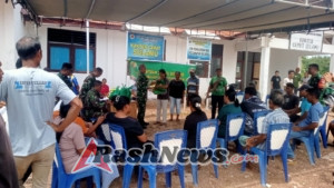 Kodim Kupang Salurkan Bantuan Sosial Sambut Hari Juang Kartika  Aksi Kemanusiaan Kodim Kupang Warnai Hari Juang Kartika  Semarak Hari Juang Kodim Kupang Berbagi Kepada Warga  Bantuan Sosial Kodim Kupang Ringankan Beban Warga Sulamu  Kodim Kupang Tebar Kepedulian Bagi Warga Kurang Mampu  NTT-KUPANG, – Dalam rangka menyambut Hari Juang Kartika ke-80 Tahun Anggaran 2025, Kodim 1604/Kupang melalui Pss. Pasiren Kapten Inf I Ketut Sabda Andika bersama staf, didampingi Pgs. Danramil 1604-05/Sulamu serta anggota Koramil, melaksanakan kegiatan bakti sosial dengan menyalurkan bantuan kepada warga kurang mampu di Kelurahan Sulamu, Kecamatan Sulamu, Kabupaten Kupang. Kegiatan ini juga menjadi bentuk nyata kepedulian TNI AD terhadap masyarakat di wilayah teritorialnya. Kamis (27/11/2025).  Sebanyak 100 paket bantuan sosial diserahkan langsung kepada warga yang membutuhkan. Paket tersebut berisi beras lima kilogram, mie instan lima bungkus, satu kilogram tepung, satu kilogram gula pasir, kecap manis 275 ml, sambal pedas 275 ml, satu kaleng susu Indomilk, dua liter minyak goreng, serta garam 500 gram. Bantuan ini diharapkan dapat meringankan beban kebutuhan pokok masyarakat menjelang akhir tahun.  Dandim 1604/Kupang, Kolonel Inf Kadek Abriawan, S.I.P., M.H.I, dalam keterangannya menyampaikan bahwa kegiatan bakti sosial ini merupakan wujud kepedulian TNI terhadap masyarakat. “Hari Juang Kartika adalah momen untuk memperkuat kemanunggalan TNI dengan rakyat. Melalui kegiatan bakti sosial seperti ini, kami berharap bisa membantu meringankan beban masyarakat serta menghadirkan TNI yang selalu hadir dan dekat dengan rakyat,” tegasnya.  Ia juga menambahkan bahwa kegiatan sosial seperti ini akan terus dilaksanakan secara berkelanjutan sebagai komitmen Kodim 1604/Kupang dalam meningkatkan kesejahteraan masyarakat. Kegiatan pembagian bantuan ini berlangsung tertib dan penuh kehangatan, mencerminkan sinergi yang baik antara TNI dan masyarakat di wilayah Kecamatan Sulamu. (Pendim1604)