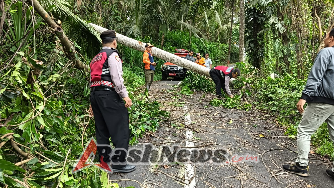Unit Samapta Polsek Banjarangkan Evakuasi Pohon Tumbang di Jalan Tegal Wangi.