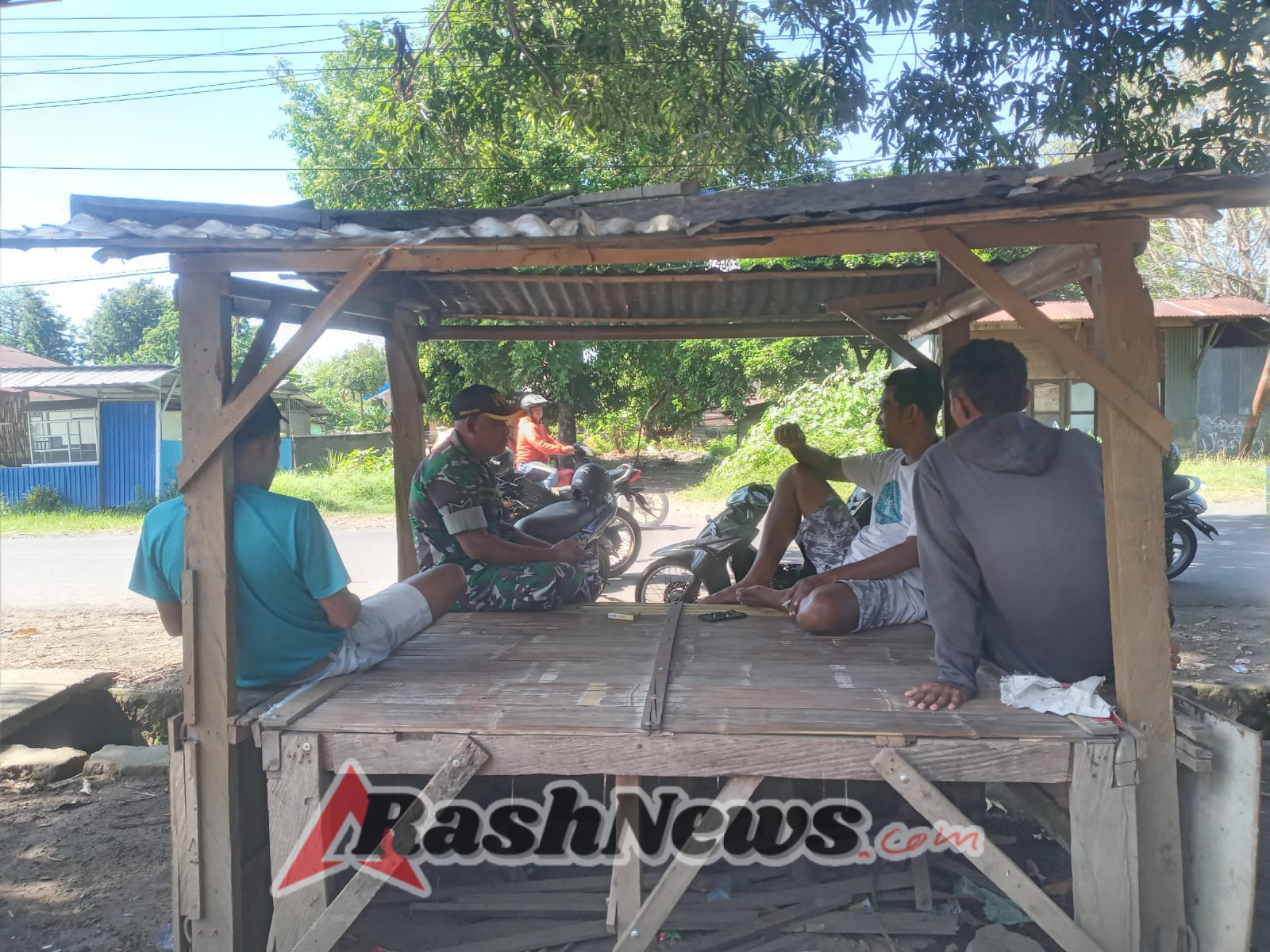 Babinsa Turun Langsung, Warga Rewarangga Selatan Sambut Kehadiran TNI dengan Antusias