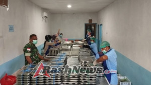 Babinsa Koramil 1627-02 Awasi Pembagian Makanan Sehat untuk Pelajar di Rote Timur