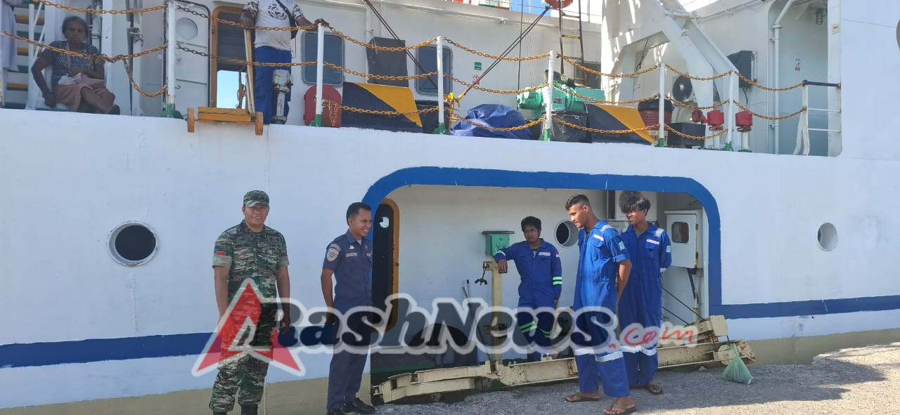 Babinsa Koramil 1624-04/Omesuri Laksanakan PAM dan Pemantauan Aktivitas Kapal di Pelabuhan Balauring