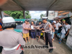Sat Lantas Polres Karangasem Melaksanakan Pembagian Brosur di Pasar Amlapura Dalam rangka Ops Zebra 2025