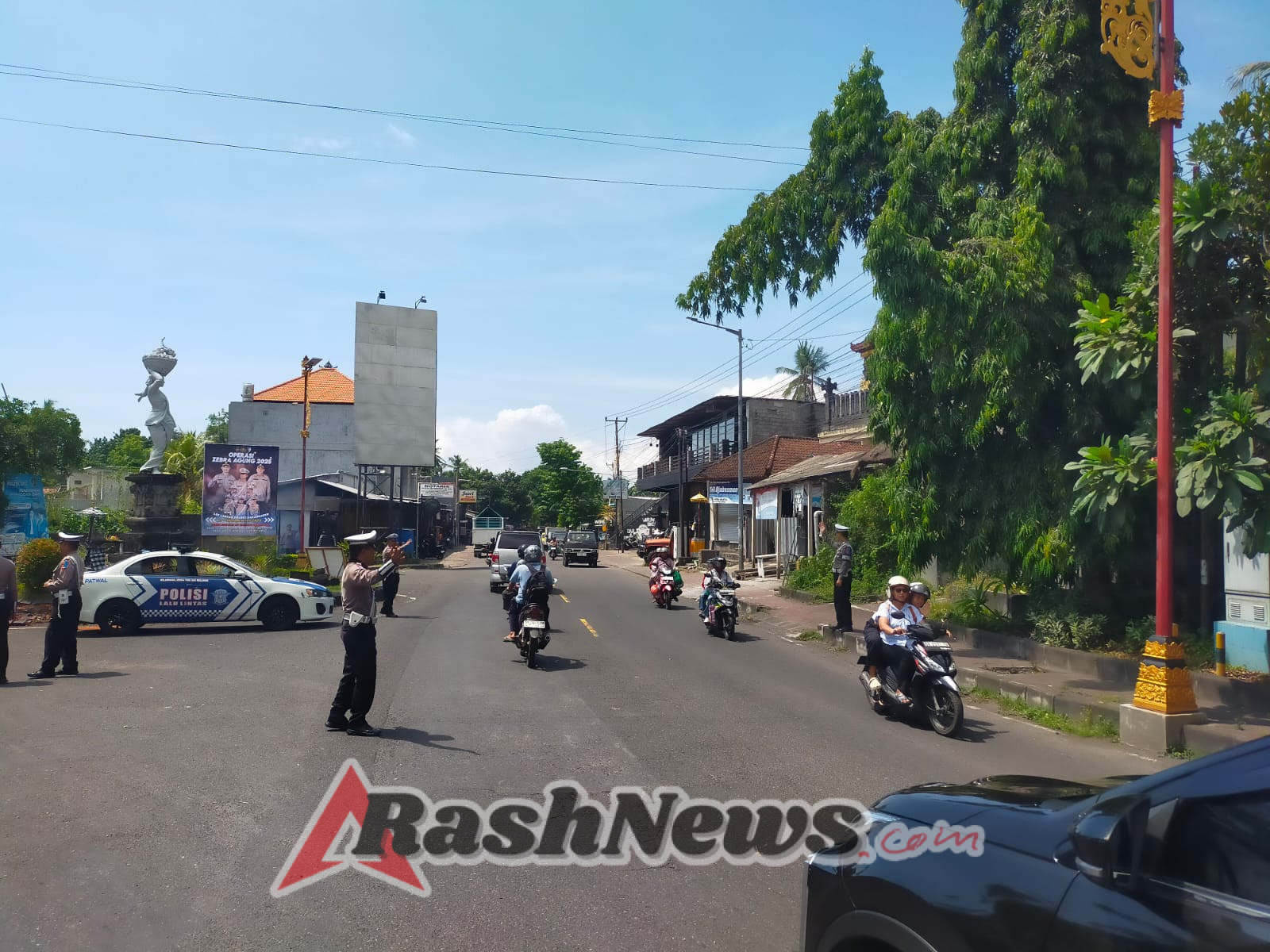 Unit Turjawali Sat Lantas melaksanakan Pengaturan dan Penjagaan di Pos 3 Patung Salak Jasri