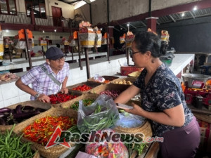 Unit Intelkam Polsek Susut Lakukan Monitoring Harga dan Ketersediaan Sembako di Pasar Kayuambua Menjelang Hari Raya Kuningan