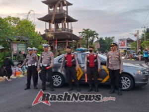 Personel Polsek dan Polres Bangli Sinergi Amankan Pasar Tumpah Menjelang Hari Raya Kuningan