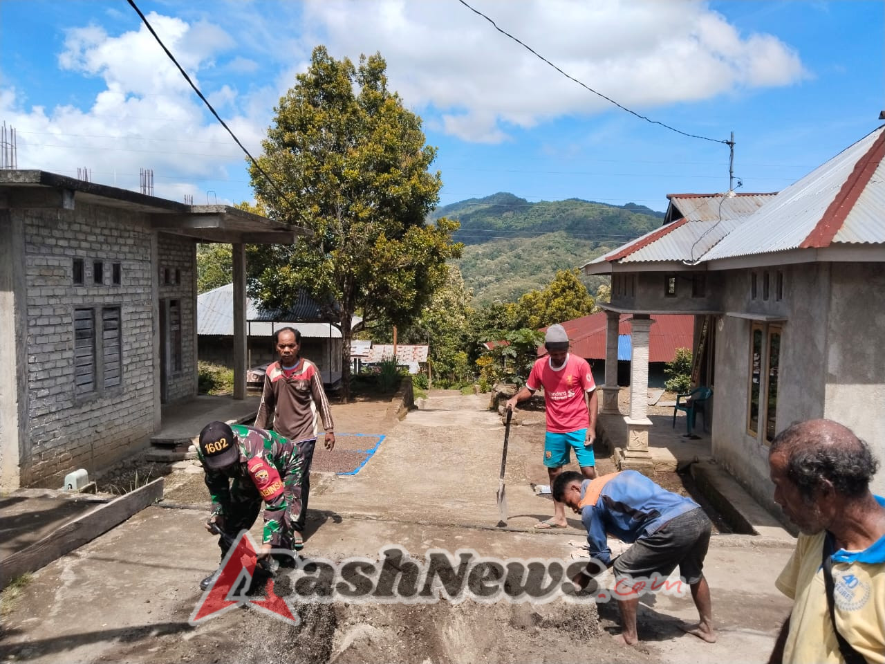 Babinsa Koramil 1602-03/Detusoko Bersama Warga Tingkatkan Akses Jalan Lewat Karya Bakti