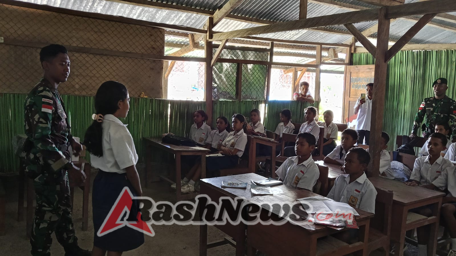 Peduli Pendidikan, Satgas Pamtas Beri Pembelajaran Tambahan di Perbatasan