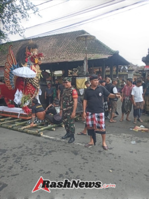 Semangat Beri Pelayanan Kepada Masyarakat, Sertu Putu Agustana Turun Langsung Upacara Ngaben