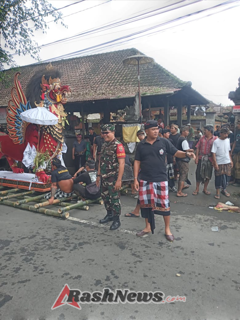 Semangat Beri Pelayanan Kepada Masyarakat, Sertu Putu Agustana Turun Langsung Upacara Ngaben