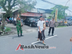 Dukung Kerukunan, Babinsa Tegallalang Jaga Keamanan Ibadah Bersama Unsur Masyarakat