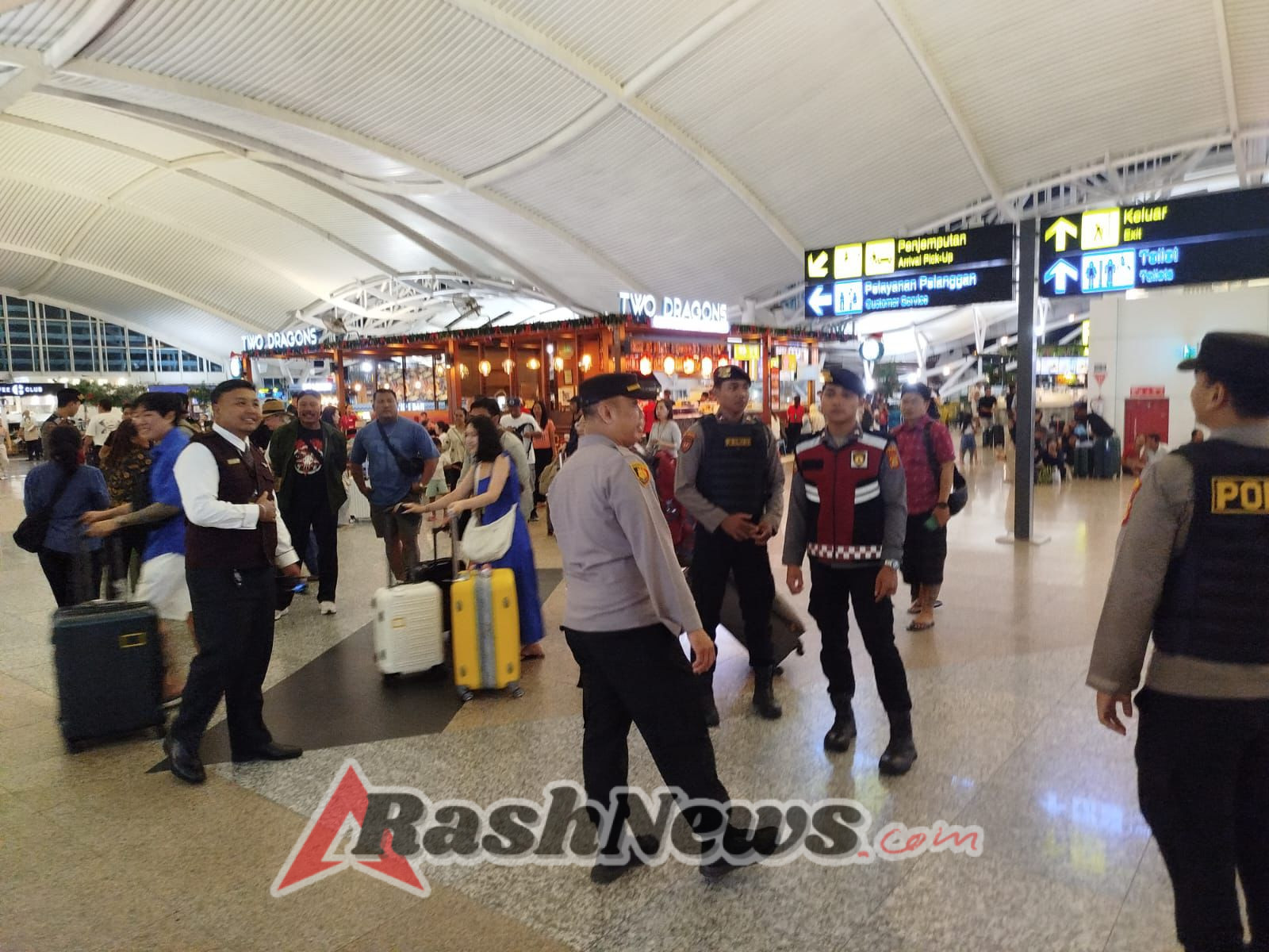 Polres Bandara Ngurah Rai Sambut Wisatawan Lewat Patroli Humanis di Terminal Internasional