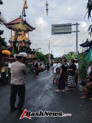 Bhabinkamtibmas Desa Gelgel Amankan Kegiatan Penyucian di Pura Sri Narariya Kresna Kepakisan