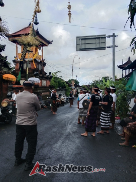 Bhabinkamtibmas Desa Gelgel Amankan Kegiatan Penyucian di Pura Sri Narariya Kresna Kepakisan