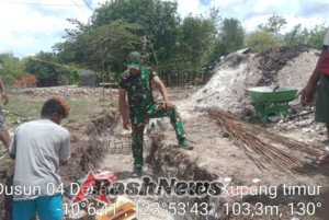 Babinsa Koramil Camplong Pastikan Pembangunan KDKMP Berjalan Lancar