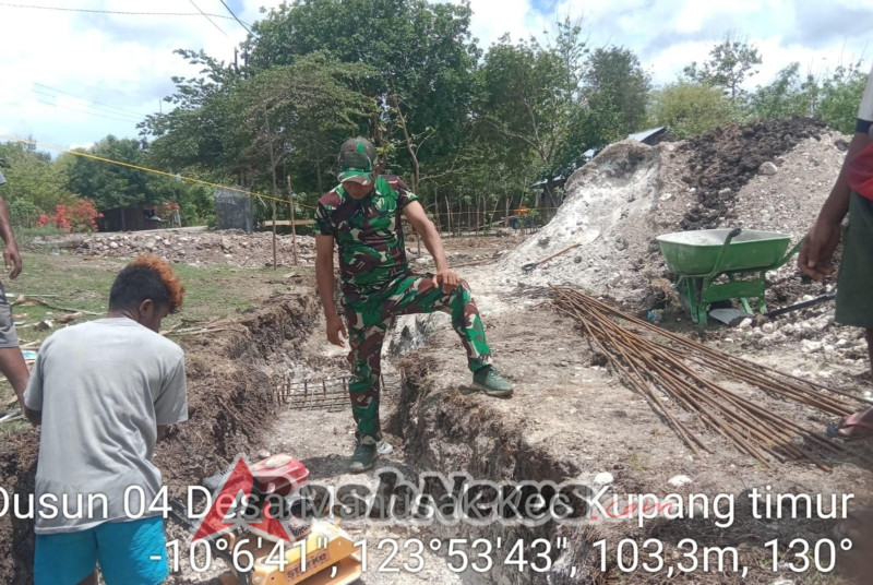 Babinsa Koramil Camplong Pastikan Pembangunan KDKMP Berjalan Lancar