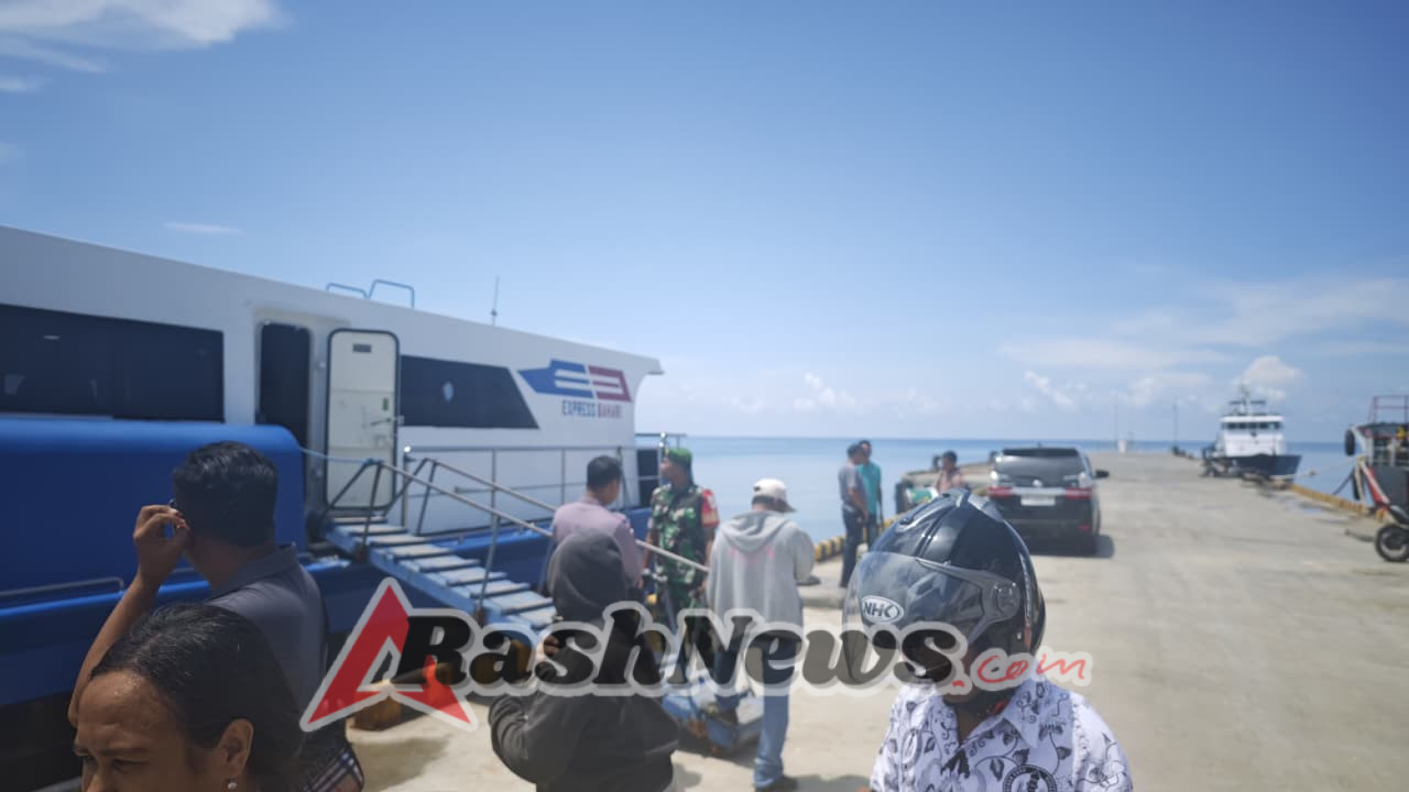 TNI Kawal Keamanan Arus Transportasi Laut di Pelabuhan Ba’a Rote Ndao