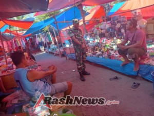 Babinsa Maurole Himbau Warga Jaga Lingkungan, Ciptakan Pasar Aman dan Bersih