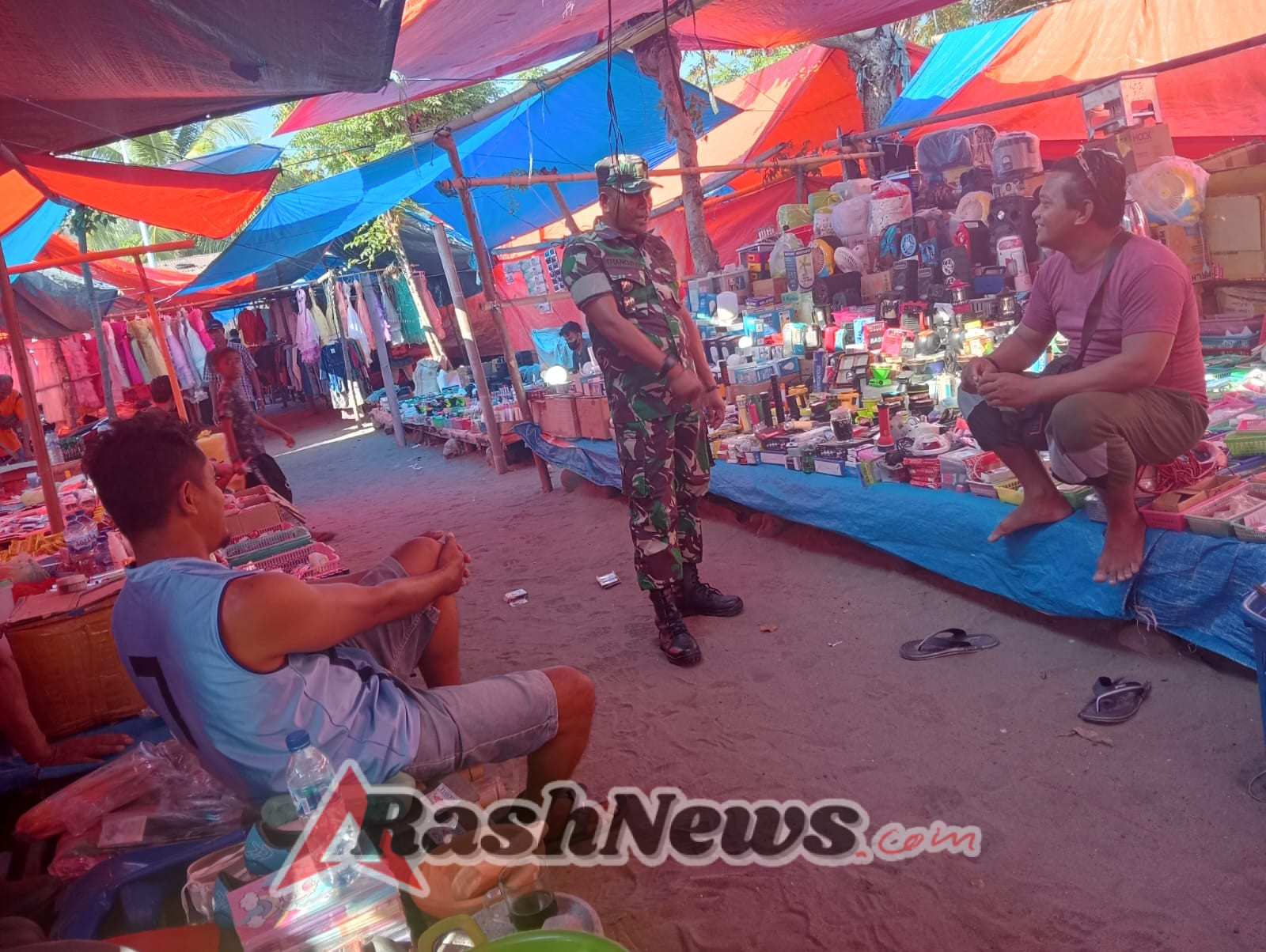 Babinsa Maurole Himbau Warga Jaga Lingkungan, Ciptakan Pasar Aman dan Bersih