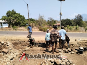 Babinsa Nagawutung Karya Bakti Bersama Masyarakat Bersihkan Parit.