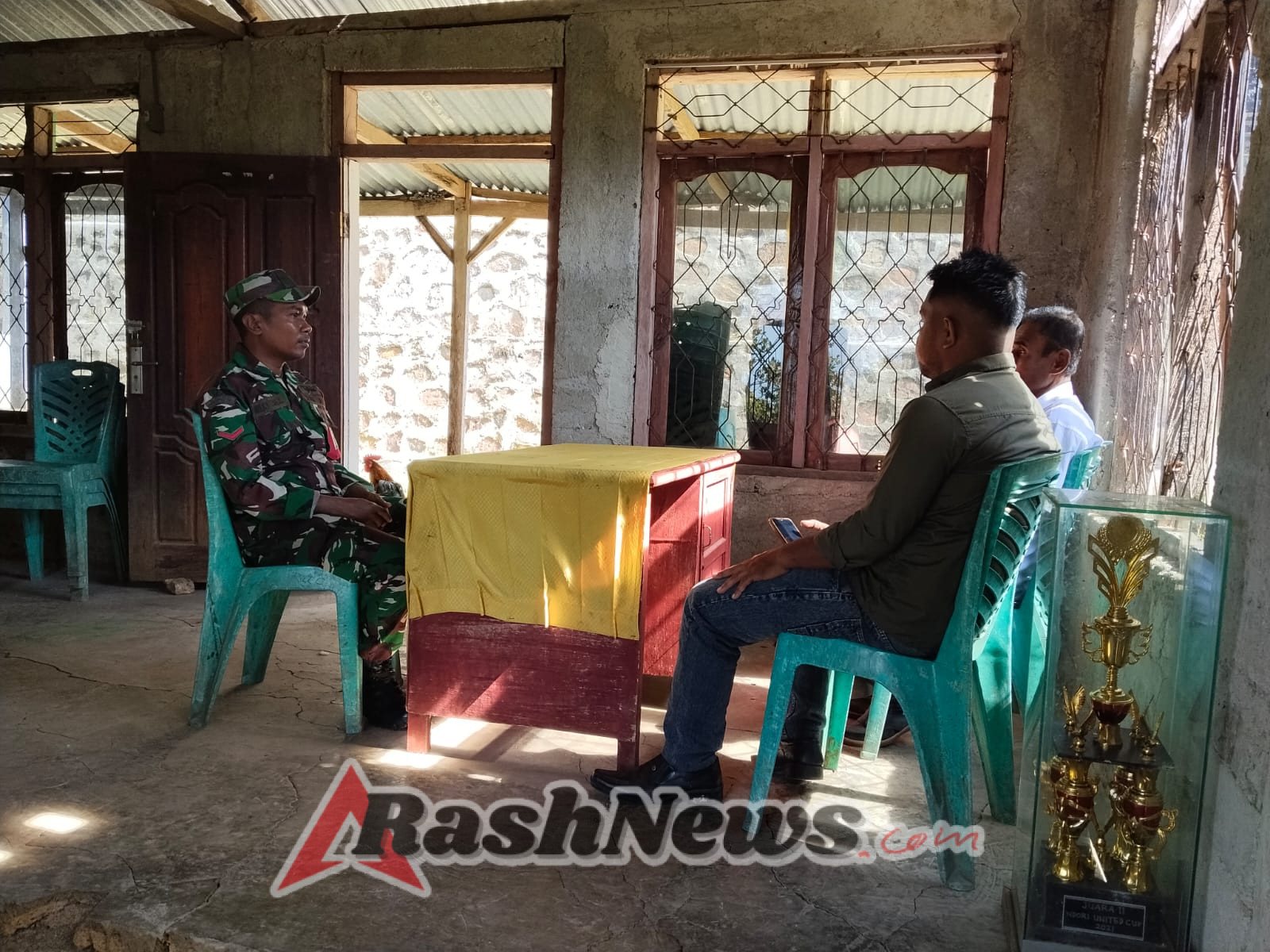 Babinsa Koramil 1602-02/Wolowaru Perkuat Keamanan dan Kedekatan dengan Masyarakat Desa Lunggaria