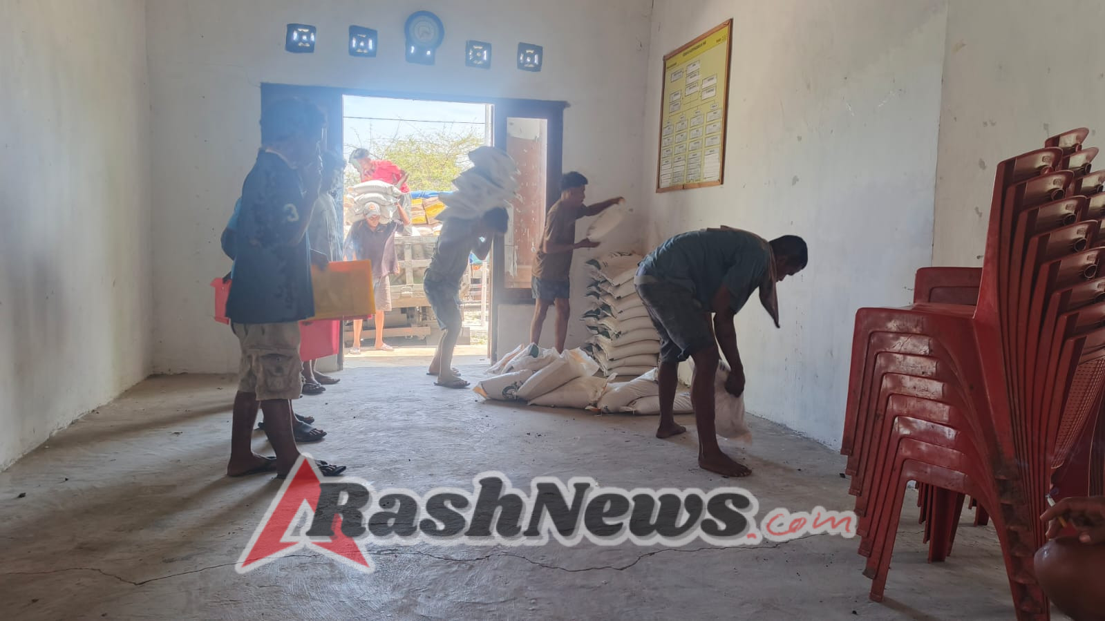 Babinsa Pos Ramil Haharu Pastikan Penyaluran Bantuan Pangan Kemensos Berjalan Aman dan Tepat Sasaran.