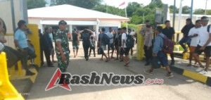 Babinsa Kawal Arus Transportasi Laut di Pelabuhan ASDP Pantai Baru Rote Ndao