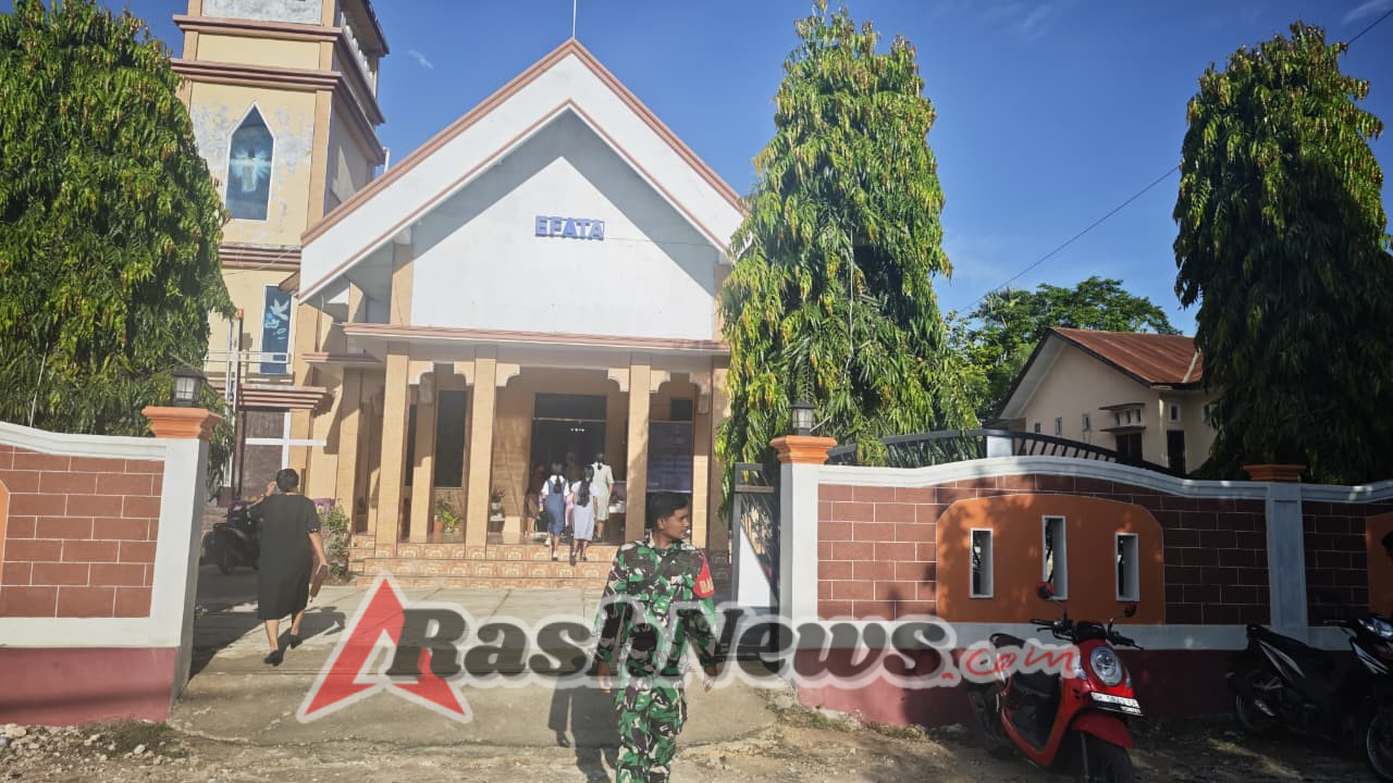 Babinsa Koramil 01 Ba’a Wujudkan Rasa Aman dalam Ibadah Minggu Jemaat Efata