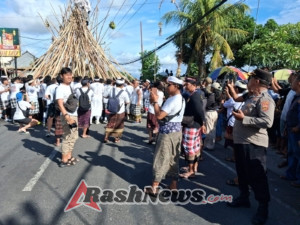 Polsek Mengwi Amankan Tradisi Giat Mekotek di Desa Munggu
