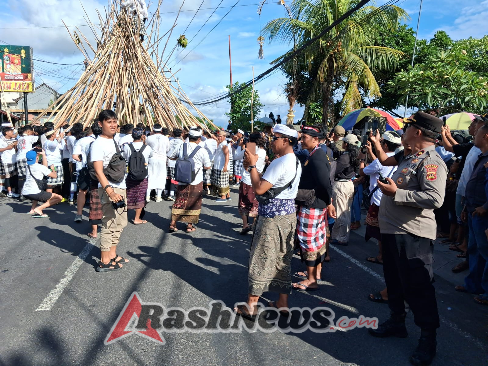 Polsek Mengwi Amankan Tradisi Giat Mekotek di Desa Munggu