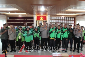 “Minggu Kasih Polres Tabanan: Perkuat Kemitraan dengan Ojek Online Melalui Dialog dan Penyerahan Rompi Keselamatan