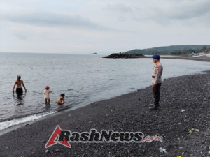 Satpolairud Polres Karangasem Bantu Warga Nelayan Angkat Ikan Hasil Tangkapan