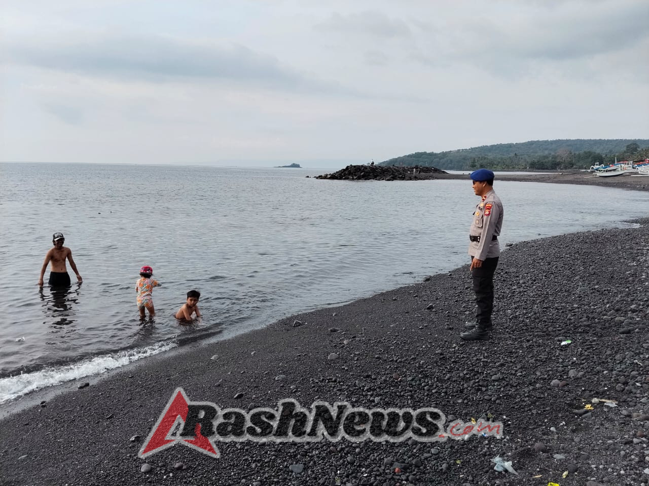 Satpolairud Polres Karangasem Bantu Warga Nelayan Angkat Ikan Hasil Tangkapan