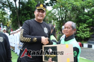 Apel Deklarasi Tertib Berlalu Lintas dan Touring HUT Kota Singasana Ke-532, Kapolres Tabanan Sampaikan Semangat Minggu Kasih dengan Berikan Sembako kepada Ojol