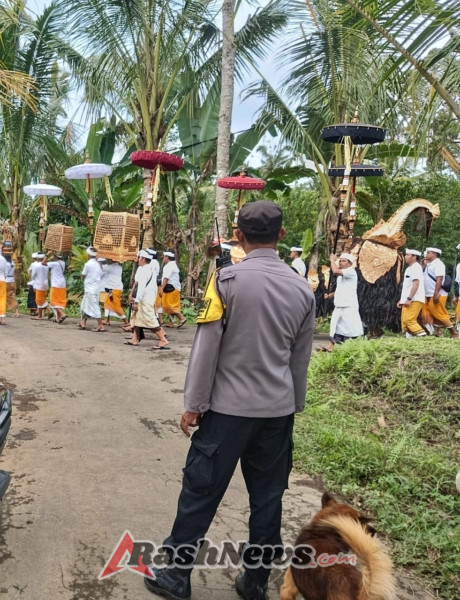 Bhabinkamtibmas Bersinergi dengan Babinsa dan Pecalang Amankan Kegiatan Masyarakat Rangkaian Hari Raya Kuningan