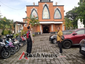 Personel Polsek Klungkung Amankan Ibadah di Gereja Santa Sisilia
