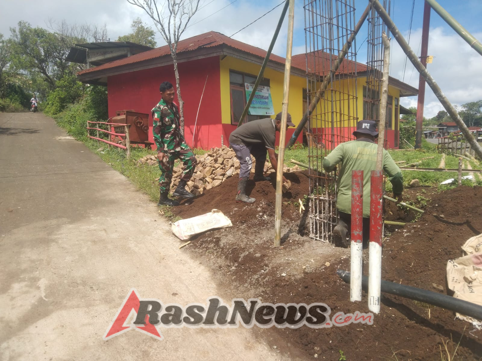 Babinsa Koramil 1602-02/Wolowaru Laksanakan Karya Bhakti, Masyarakat Sambut Antusias