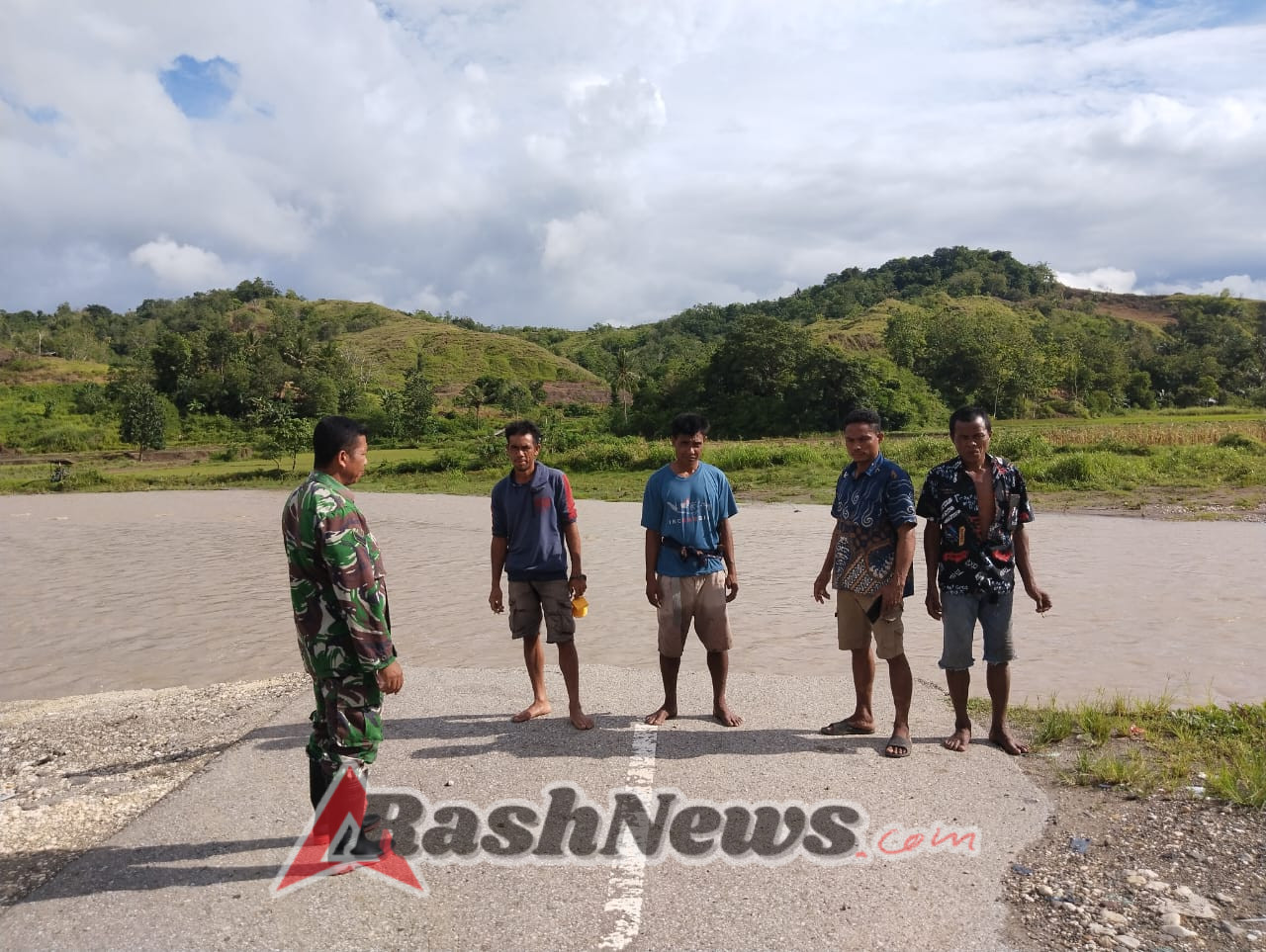 Komsos Babinsa: Warga Diminta Waspada dan Tidak Paksakan Melintas Saat Banjir