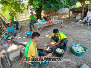 Tingkatkan Potensi Lokal, Satgas Pos Nunura Bina UMKM Kripik Pisang di Perbatasan