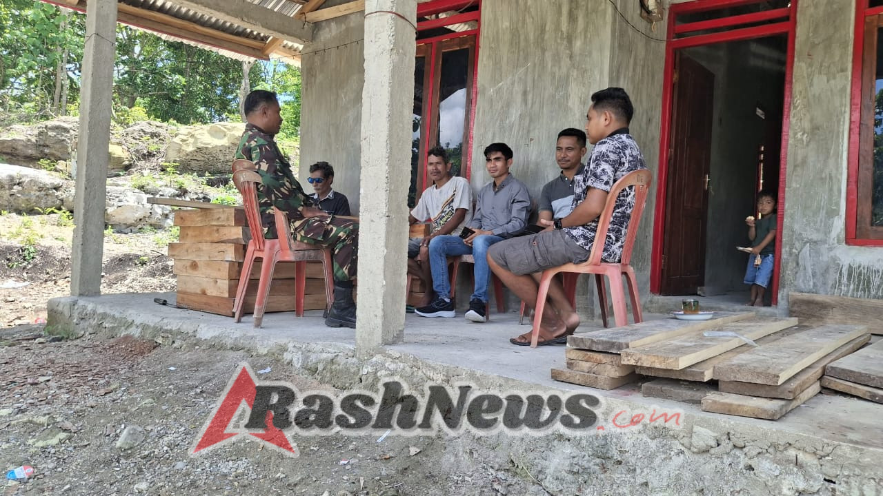 Dekatkan Diri kepada Masyarakat, Babinsa Katikutana Lakukan Komsos di Daha Elu