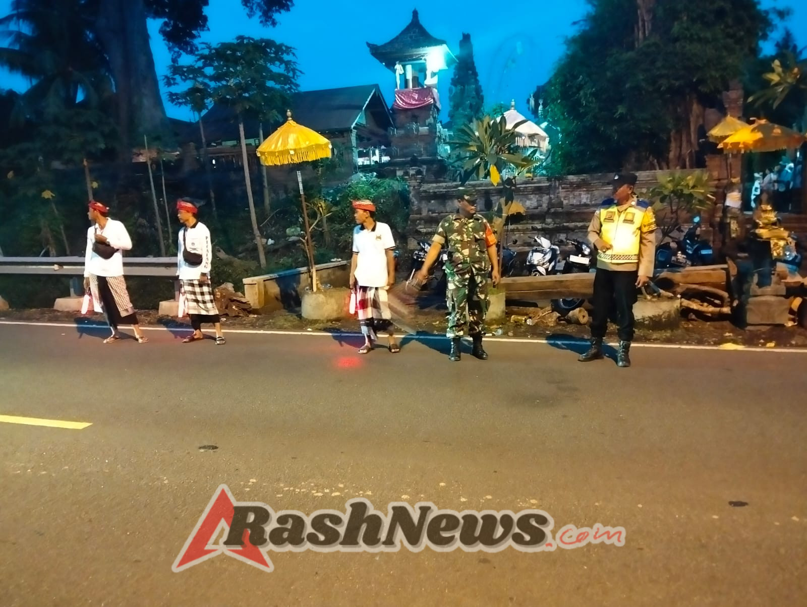 Bhabinkamtibmas Takmung Bersama Babinsa dan Pecalang Amankan Upacara Dewa Yadnya di Pura Antap