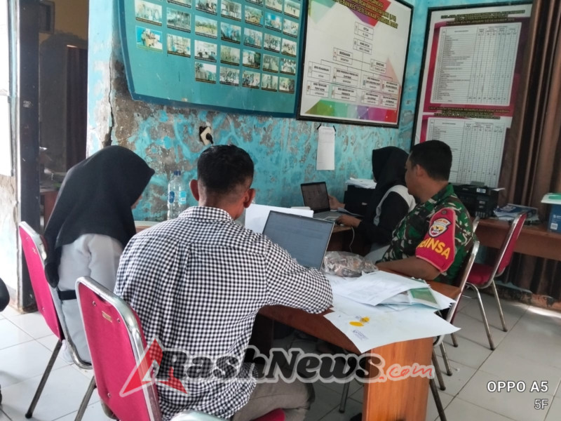 Pendataan Bantuan Pangan di Desa Seran, Babinsa Turun Lakukan Komsos dan Rakor