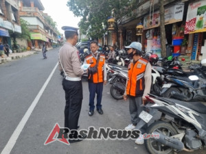 Hari Terakhir Ops Zebra, Sat Lantas Polres Karangasem Melaksanakan Pembagian Brosur di Pasar Amlapura