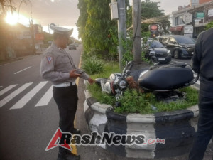 Truk Mixer Hantam Honda Scoopy, Satu Korban Alami Luka Serius