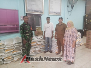 Babinsa Serda Afriadin Kawal Distribusi Beras dan Minyak Goreng di Desa Aik Kangkung