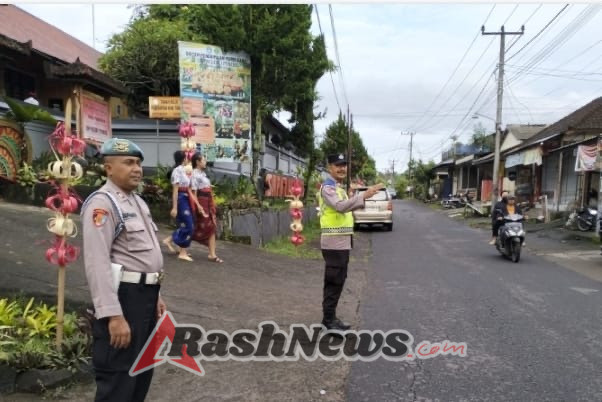 Cegah terjadinya kemacetan dan laka lantas, Personil Polsek Penebel melaksanakan Strong Point pagi