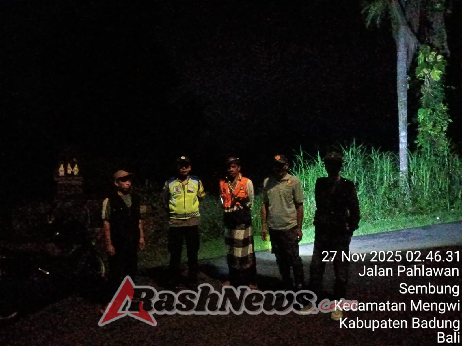 Tingkatkan Keamanan Wilayah, Bhabin Desa Sobangan Dan Perangkat Desa Laksanakan Patroli Subuh