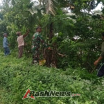 Sertu Syamaudin Dampingi Warga Bersihkan Jalan Penghubung Dua Dusun