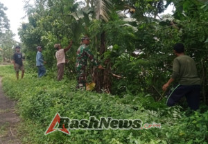 Sertu Syamaudin Dampingi Warga Bersihkan Jalan Penghubung Dua Dusun