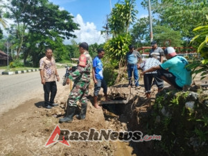 Aksi Peduli Lingkungan, Babinsa dan Warga Perbaiki Deker di Umbu Ratu Nggay Barat